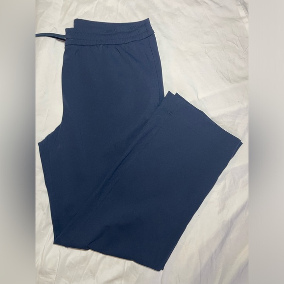 Lululemon Straight-Leg Mid-Rise Pant Luxtreme *Regular Size Large - Picture 2 of 4